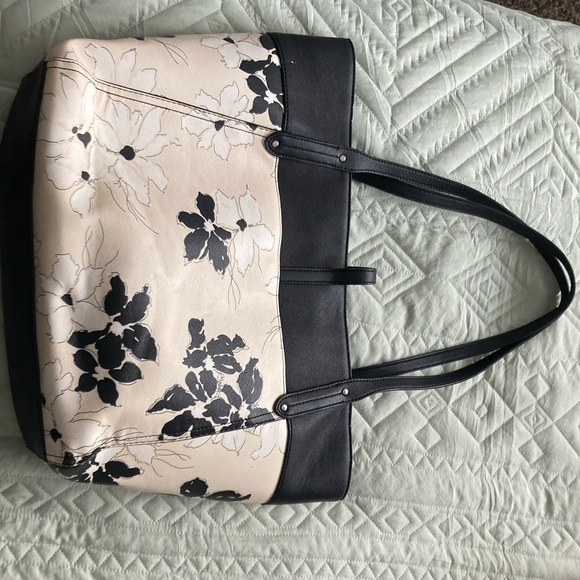 Chaps Floral Black and Cream Tote Bag - Picture 2 of 16